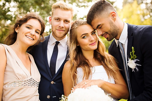 포토 JPG 주간 외국인 백인 부부 커플 여자 남자 신부 부케 신랑 결혼 결혼식 서기 웃음 들기 여러명 상반신 20대 성인 야외 앞모습 아웃포커스 친구 축하 체코 성인만 국내포토 자연요소 서양인 유럽 뷰포인트 꽃다발 다수 컨셉 관계 모션 촬영기법 표정 사람 인종 이벤트 청년 파일형식