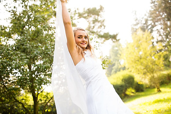 포토 JPG 주간 외국인 나무 백인 여자 신부 웨딩드레스 결혼 결혼식 한명 서기 웃음 들기 손짓 잔디 상반신 20대 성인 야외 옆모습 아웃포커스 손들기 체코 성인여자한명만 국내포토 자연요소 서양인 식물 1 드레스 유럽 뷰포인트 모션 촬영기법 표정 사람 인종 이벤트 청년 여자한명만 성인여자만 파일형식