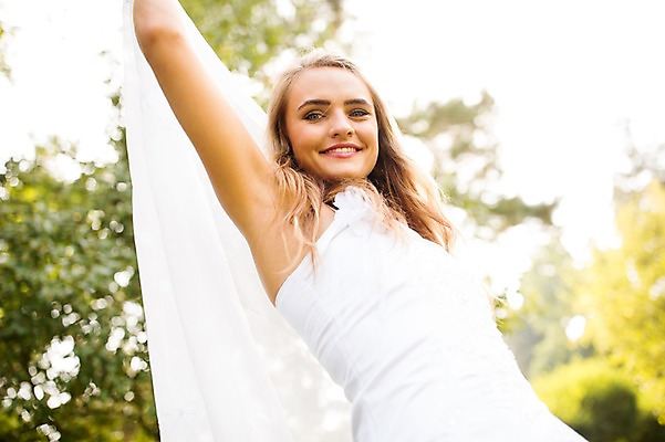 포토 JPG 주간 외국인 나무 백인 여자 신부 웨딩드레스 결혼 결혼식 한명 서기 웃음 들기 손짓 상반신 20대 성인 야외 옆모습 아웃포커스 체코 성인여자한명만 국내포토 자연요소 서양인 식물 1 드레스 유럽 뷰포인트 모션 촬영기법 표정 사람 인종 이벤트 청년 여자한명만 성인여자만 파일형식