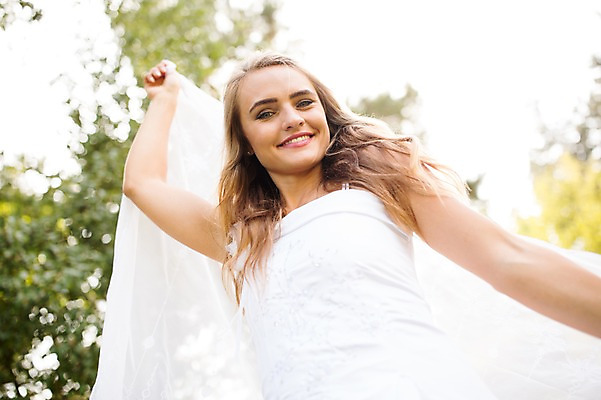 포토 JPG 주간 외국인 나무 백인 여자 신부 로우앵글 웨딩드레스 결혼 결혼식 한명 서기 웃음 들기 손짓 상반신 20대 성인 야외 앞모습 아웃포커스 체코 성인여자한명만 국내포토 자연요소 서양인 식물 1 드레스 유럽 뷰포인트 모션 촬영기법 표정 사람 인종 이벤트 청년 여자한명만 성인여자만 파일형식