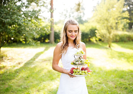 포토 JPG 주간 외국인 나무 백인 접시 응시 여자 신부 음식 웨딩드레스 결혼 과일 결혼식 한명 서기 웃음 들기 잔디 상반신 20대 성인 야외 앞모습 아웃포커스 체코 성인여자한명만 국내포토 자연요소 서양인 식물 1 식기 시선 드레스 유럽 뷰포인트 모션 촬영기법 표정 사람 인종 이벤트 청년 여자한명만 성인여자만 파일형식