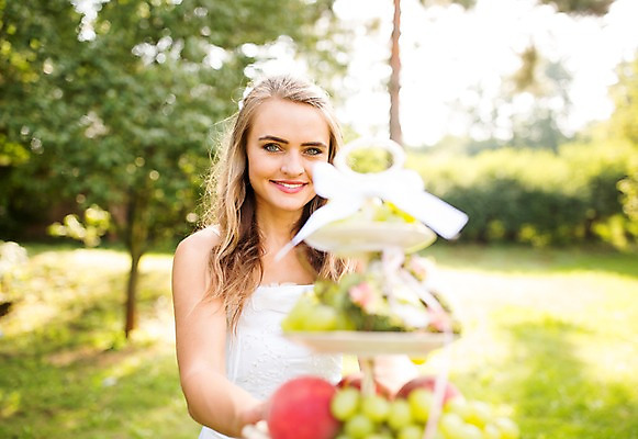 포토 JPG 주간 외국인 나무 백인 접시 여자 신부 음식 웨딩드레스 결혼 과일 결혼식 한명 서기 웃음 들기 잔디 상반신 20대 성인 야외 앞모습 아웃포커스 체코 성인여자한명만 국내포토 자연요소 서양인 식물 1 식기 드레스 유럽 뷰포인트 모션 촬영기법 표정 사람 인종 이벤트 청년 여자한명만 성인여자만 파일형식