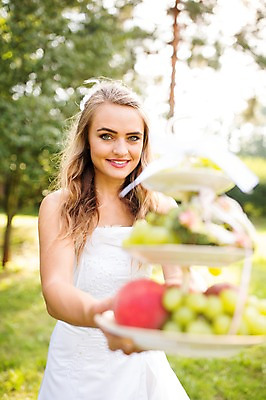 포토 JPG 주간 외국인 나무 백인 접시 여자 신부 웨딩드레스 결혼 과일 결혼식 한명 서기 웃음 들기 잔디 상반신 20대 성인 야외 앞모습 아웃포커스 체코 성인여자한명만 국내포토 자연요소 서양인 식물 1 식기 드레스 유럽 뷰포인트 모션 촬영기법 표정 사람 인종 이벤트 청년 여자한명만 성인여자만 파일형식