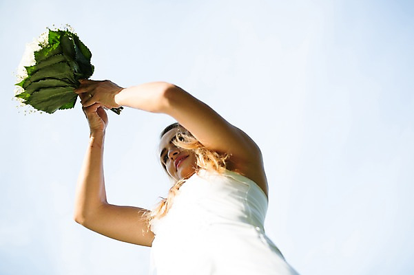 포토 JPG 주간 외국인 백인 여자 신부 로우앵글 부케 웨딩드레스 결혼 결혼식 한명 서기 상반신 20대 성인 야외 앞모습 아웃포커스 던지기 체코 성인여자한명만 국내포토 자연요소 서양인 1 드레스 유럽 뷰포인트 꽃다발 모션 촬영기법 사람 인종 이벤트 청년 여자한명만 성인여자만 파일형식