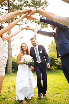 포토 JPG 주간 전신 외국인 나무 백인 부부 커플 여자 남자 결혼 결혼식 서기 웃음 잔디 여러명 상반신 20대 성인 야외 앞모습 옆모습 아웃포커스 친구 축하 입장 체코 성인만 국내포토 자연요소 서양인 식물 유럽 뷰포인트 다수 컨셉 관계 모션 촬영기법 표정 사람 인종 이벤트 청년 파일형식