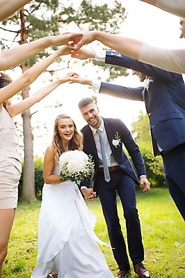 포토 JPG 주간 전신 외국인 나무 백인 부부 커플 여자 남자 결혼 결혼식 서기 웃음 잔디 여러명 상반신 20대 성인 야외 앞모습 옆모습 아웃포커스 친구 축하 입장 체코 성인만 국내포토 자연요소 서양인 식물 유럽 뷰포인트 다수 컨셉 관계 모션 촬영기법 표정 사람 인종 이벤트 청년 파일형식