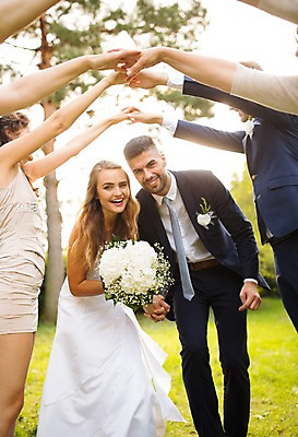 포토 JPG 주간 외국인 나무 백인 부부 커플 여자 남자 결혼 결혼식 서기 웃음 잔디 여러명 상반신 20대 성인 야외 앞모습 옆모습 아웃포커스 친구 축하 입장 체코 성인만 국내포토 자연요소 서양인 식물 유럽 뷰포인트 다수 컨셉 관계 모션 촬영기법 표정 사람 인종 이벤트 청년 파일형식