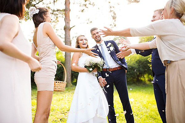 포토 JPG 주간 외국인 나무 백인 부부 커플 여자 남자 꽃잎 결혼 결혼식 서기 웃음 잔디 여러명 상반신 20대 성인 야외 앞모습 옆모습 아웃포커스 친구 축하 뿌리기 체코 낙화 성인만 국내포토 자연요소 서양인 식물 꽃 유럽 뷰포인트 다수 컨셉 관계 모션 촬영기법 표정 사람 인종 이벤트 청년 파일형식