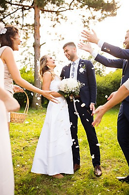 포토 JPG 주간 전신 외국인 나무 백인 부부 커플 여자 남자 꽃잎 결혼 결혼식 서기 웃음 잔디 여러명 상반신 20대 성인 야외 앞모습 옆모습 아웃포커스 친구 축하 뿌리기 체코 낙화 성인만 국내포토 자연요소 서양인 식물 꽃 유럽 뷰포인트 다수 컨셉 관계 모션 촬영기법 표정 사람 인종 이벤트 청년 파일형식