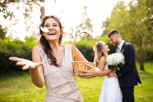 포토 JPG 주간 외국인 나무 백인 커플 여자 남자 꽃잎 신부 신랑 결혼 결혼식 서기 웃음 들기 잔디 상반신 20대 성인 야외 앞모습 옆모습 아웃포커스 세명 친구 바구니 뿌리기 체코 낙화 성인만 국내포토 자연요소 서양인 식물 꽃 유럽 뷰포인트 관계 모션 촬영기법 표정 사람 인종 이벤트 청년 파일형식
