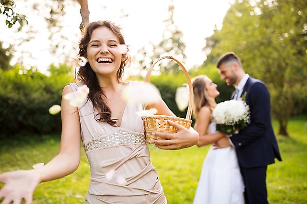 포토 JPG 주간 외국인 나무 백인 커플 여자 남자 꽃잎 신부 신랑 결혼 결혼식 서기 웃음 들기 잔디 상반신 20대 성인 야외 앞모습 옆모습 아웃포커스 세명 친구 바구니 뿌리기 체코 낙화 성인만 국내포토 자연요소 서양인 식물 꽃 유럽 뷰포인트 관계 모션 촬영기법 표정 사람 인종 이벤트 청년 파일형식