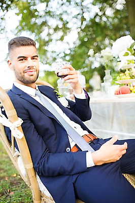 포토 JPG 주간 외국인 나무 백인 남자 결혼 와인잔 식탁 결혼식 한명 미소 들기 앉기 상반신 20대 성인 야외 옆모습 아웃포커스 체코 성인남자한명만 국내포토 자연요소 서양인 식물 1 유럽 뷰포인트 술잔 모션 탁자 촬영기법 표정 사람 인종 이벤트 청년 남자한명만 성인남자만 파일형식