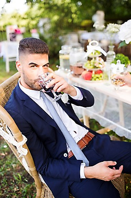 포토 JPG 주간 외국인 나무 백인 남자 결혼 의자 결혼식 한명 앉기 상반신 20대 성인 야외 앞모습 아웃포커스 와인 마시기 체코 성인남자한명만 국내포토 자연요소 서양인 식물 1 유럽 뷰포인트 가구 모션 주류 촬영기법 사람 인종 이벤트 청년 남자한명만 성인남자만 파일형식