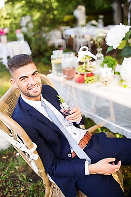 포토 JPG 주간 외국인 백인 남자 결혼 와인잔 의자 결혼식 한명 웃음 들기 앉기 상반신 20대 성인 야외 옆모습 아웃포커스 와인 체코 성인남자한명만 국내포토 자연요소 서양인 1 유럽 뷰포인트 가구 술잔 모션 주류 촬영기법 표정 사람 인종 이벤트 청년 남자한명만 성인남자만 파일형식