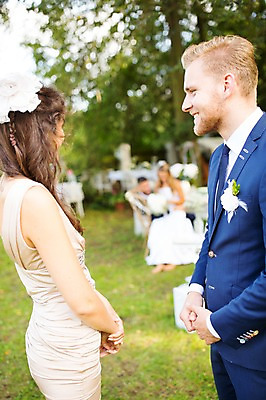 포토 JPG 주간 외국인 나무 백인 응시 여자 남자 신부 신랑 결혼 결혼식 서기 웃음 앉기 잔디 여러명 상반신 20대 성인 야외 옆모습 아웃포커스 친구 체코 성인만 국내포토 자연요소 서양인 식물 시선 유럽 뷰포인트 다수 관계 모션 촬영기법 표정 사람 인종 이벤트 청년 파일형식