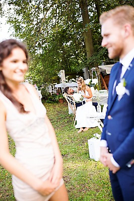 포토 JPG 주간 전신 외국인 나무 백인 응시 여자 남자 신부 신랑 결혼 결혼식 서기 웃음 앉기 잔디 여러명 상반신 20대 성인 야외 앞모습 옆모습 아웃포커스 친구 체코 성인만 국내포토 자연요소 서양인 식물 시선 유럽 뷰포인트 다수 관계 모션 촬영기법 표정 사람 인종 이벤트 청년 파일형식