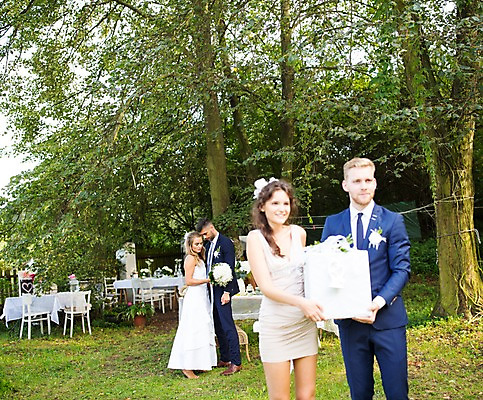 포토 JPG 주간 전신 외국인 나무 백인 여자 남자 신부 부케 신랑 결혼 결혼식 선물 서기 들기 잔디 여러명 상반신 20대 성인 야외 앞모습 옆모습 아웃포커스 친구 체코 성인만 국내포토 자연요소 서양인 식물 유럽 뷰포인트 꽃다발 다수 관계 모션 촬영기법 사람 인종 이벤트 청년 파일형식