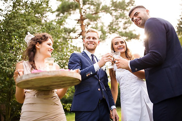 포토 JPG 주간 외국인 나무 백인 부부 커플 응시 여자 남자 로우앵글 결혼 와인잔 결혼식 쟁반 서기 웃음 들기 여러명 상반신 20대 성인 야외 앞모습 옆모습 아웃포커스 친구 축하 체코 성인만 국내포토 자연요소 서양인 식물 시선 유럽 뷰포인트 다수 컨셉 술잔 관계 모션 촬영기법 표정 사람 인종 이벤트 청년 파일형식