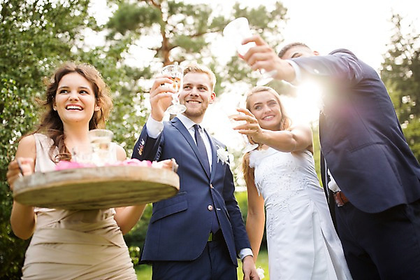 포토 JPG 주간 외국인 나무 백인 부부 커플 응시 여자 남자 로우앵글 결혼 와인잔 결혼식 쟁반 서기 웃음 들기 여러명 상반신 20대 성인 야외 앞모습 옆모습 아웃포커스 친구 축하 건배 체코 성인만 국내포토 자연요소 서양인 식물 시선 유럽 뷰포인트 다수 컨셉 술잔 관계 모션 촬영기법 표정 사람 인종 이벤트 청년 파일형식