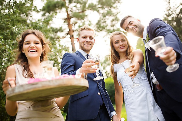 포토 JPG 주간 외국인 나무 백인 부부 커플 여자 남자 결혼 와인잔 결혼식 서기 웃음 들기 여러명 상반신 20대 성인 야외 앞모습 옆모습 아웃포커스 친구 축하 건배 체코 성인만 국내포토 자연요소 서양인 식물 유럽 뷰포인트 다수 컨셉 술잔 관계 모션 촬영기법 표정 사람 인종 이벤트 청년 파일형식