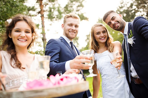 포토 JPG 주간 외국인 나무 백인 부부 커플 여자 남자 결혼 와인잔 결혼식 쟁반 서기 웃음 들기 여러명 상반신 20대 성인 야외 앞모습 옆모습 아웃포커스 친구 축하 체코 성인만 국내포토 자연요소 서양인 식물 유럽 뷰포인트 다수 컨셉 술잔 관계 모션 촬영기법 표정 사람 인종 이벤트 청년 파일형식