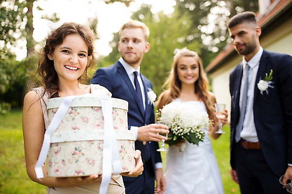 포토 JPG 주간 외국인 나무 백인 부부 커플 여자 남자 결혼 와인잔 결혼식 선물 서기 웃음 들기 여러명 상반신 20대 성인 야외 앞모습 옆모습 아웃포커스 친구 선물상자 축하 체코 성인만 국내포토 자연요소 서양인 식물 유럽 뷰포인트 다수 컨셉 술잔 관계 모션 촬영기법 표정 사람 인종 이벤트 청년 상자 파일형식