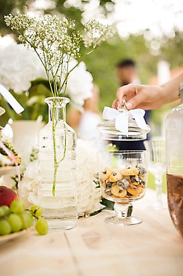 포토 JPG 주간 외국인 백인 여자 남자 결혼 탁자 결혼식 서기 상반신 20대 성인 야외 옆모습 아웃포커스 신체부위 세명 쿠키 과자 꽃병 체코 성인만 국내포토 자연요소 서양인 꽃 유럽 뷰포인트 가구 모션 디저트 촬영기법 사람 인종 이벤트 청년 파일형식