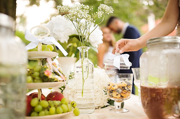 포토 JPG 주간 외국인 백인 손 커플 여자 남자 신부 신랑 결혼 탁자 결혼식 서기 상반신 20대 성인 야외 아웃포커스 신체부위 세명 친구 쿠키 과자 꽃병 체코 성인만 국내포토 자연요소 서양인 꽃 유럽 가구 관계 모션 디저트 촬영기법 사람 인종 이벤트 청년 파일형식