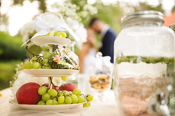 포토 JPG 주간 외국인 백인 접시 부부 커플 여자 남자 결혼 과일 탁자 결혼식 유리병 서기 20대 성인 야외 두명 옆모습 아웃포커스 체코 성인만 국내포토 자연요소 서양인 식기 유럽 뷰포인트 가구 관계 모션 병_용기 촬영기법 사람 인종 이벤트 청년 파일형식