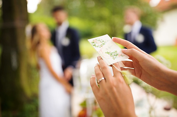 포토 JPG 주간 외국인 백인 손 부부 커플 여자 남자 결혼 결혼식 서기 여러명 상반신 20대 성인 야외 옆모습 아웃포커스 신체부위 친구 축하 반지 청첩장 체코 성인만 국내포토 카드프레임 자연요소 서양인 유럽 뷰포인트 다수 컨셉 장신구 관계 모션 카드_감사 프레임 촬영기법 사람 인종 이벤트 청년 파일형식