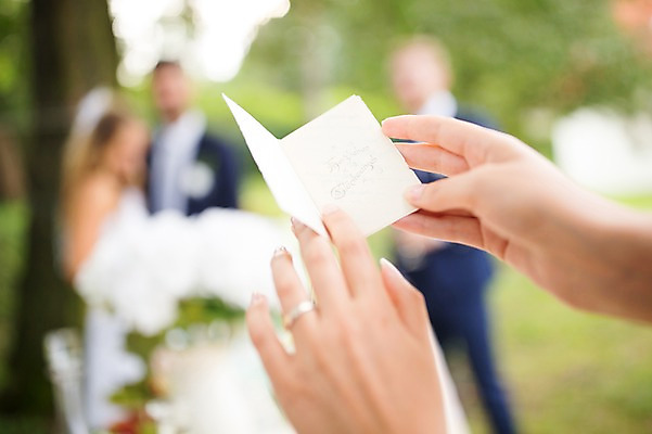 포토 JPG 주간 외국인 백인 손 부부 커플 여자 남자 결혼 결혼식 서기 여러명 상반신 20대 성인 야외 옆모습 아웃포커스 신체부위 친구 축하 반지 청첩장 체코 성인만 국내포토 카드프레임 자연요소 서양인 유럽 뷰포인트 다수 컨셉 장신구 관계 모션 카드_감사 프레임 촬영기법 사람 인종 이벤트 청년 파일형식