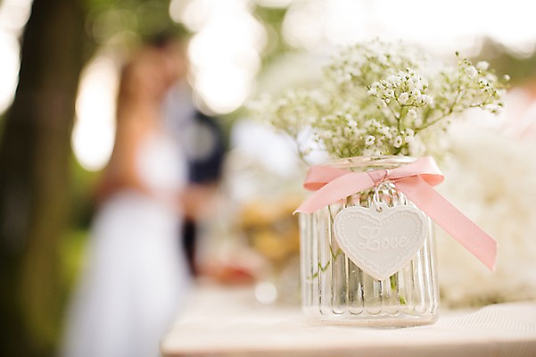 포토 JPG 주간 외국인 백인 부부 커플 여자 남자 꽃 결혼 결혼식 사랑 서기 상반신 20대 성인 야외 두명 아웃포커스 꽃병 체코 성인만 국내포토 자연요소 서양인 식물 감정 유럽 관계 모션 촬영기법 사람 인종 이벤트 청년 파일형식