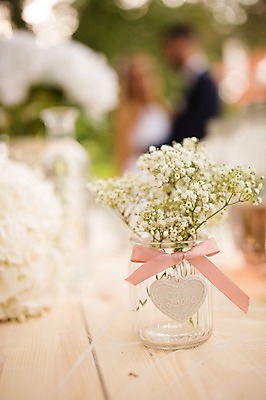 포토 JPG 주간 외국인 백인 부부 커플 여자 남자 꽃 결혼 탁자 결혼식 서기 상반신 20대 성인 야외 두명 옆모습 아웃포커스 꽃병 체코 성인만 국내포토 자연요소 서양인 식물 유럽 뷰포인트 가구 관계 모션 촬영기법 사람 인종 이벤트 청년 파일형식