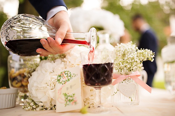 포토 JPG 주간 외국인 백인 손 커플 여자 남자 꽃 신부 신랑 결혼 결혼식 서기 상반신 20대 성인 야외 옆모습 아웃포커스 신체부위 세명 친구 와인 꽃병 청첩장 체코 성인만 국내포토 자연요소 서양인 식물 유럽 뷰포인트 관계 모션 카드_감사 주류 촬영기법 사람 인종 이벤트 청년 파일형식