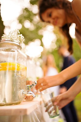 포토 JPG 주간 외국인 백인 응시 여자 남자 음료 신부 신랑 결혼 결혼식 서기 웃음 들기 상반신 20대 성인 야외 옆모습 아웃포커스 세명 친구 체코 성인만 국내포토 자연요소 서양인 시선 유럽 뷰포인트 관계 모션 촬영기법 표정 사람 인종 이벤트 청년 파일형식