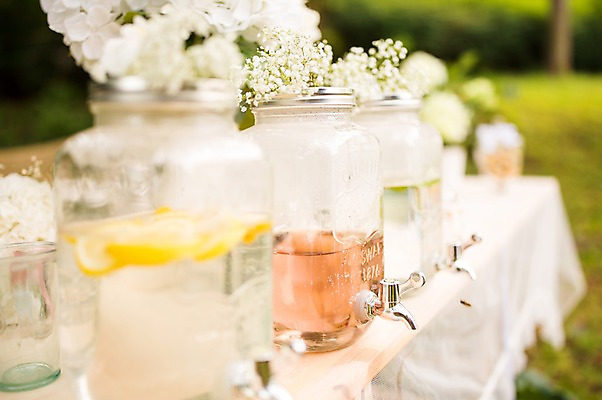 포토 JPG 주간 꽃 음료 결혼 탁자 결혼식 유리병 사람없음 야외 아웃포커스 결혼소품 체코 국내포토 자연요소 식물 유럽 가구 병_용기 촬영기법 이벤트 오브젝트 파일형식