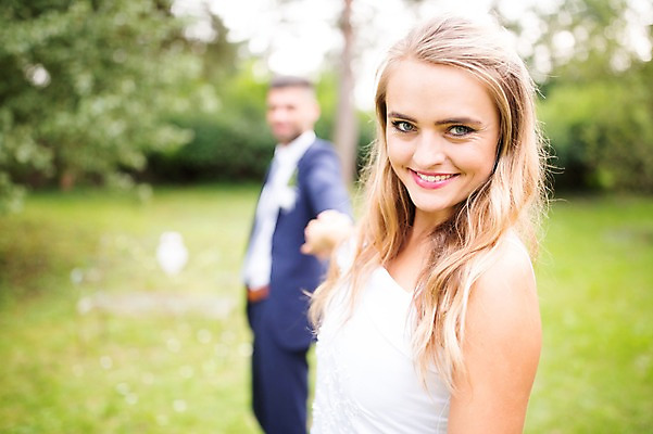 포토 JPG 주간 외국인 나무 백인 부부 커플 여자 남자 결혼 결혼식 서기 웃음 잔디 상반신 20대 성인 야외 두명 옆모습 아웃포커스 손잡기 체코 성인만 국내포토 자연요소 서양인 식물 유럽 뷰포인트 관계 모션 촬영기법 표정 사람 인종 이벤트 청년 파일형식