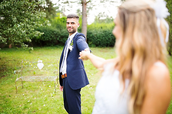 포토 JPG 주간 외국인 나무 백인 부부 커플 여자 남자 결혼 결혼식 서기 웃음 잔디 상반신 20대 성인 야외 두명 옆모습 아웃포커스 손잡기 체코 성인만 국내포토 자연요소 서양인 식물 유럽 뷰포인트 관계 모션 촬영기법 표정 사람 인종 이벤트 청년 파일형식