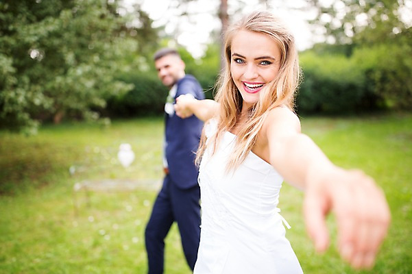 포토 JPG 주간 외국인 나무 백인 부부 커플 여자 남자 결혼 결혼식 서기 웃음 잔디 상반신 20대 성인 야외 두명 옆모습 아웃포커스 손잡기 체코 성인만 국내포토 자연요소 서양인 식물 유럽 뷰포인트 관계 모션 촬영기법 표정 사람 인종 이벤트 청년 파일형식