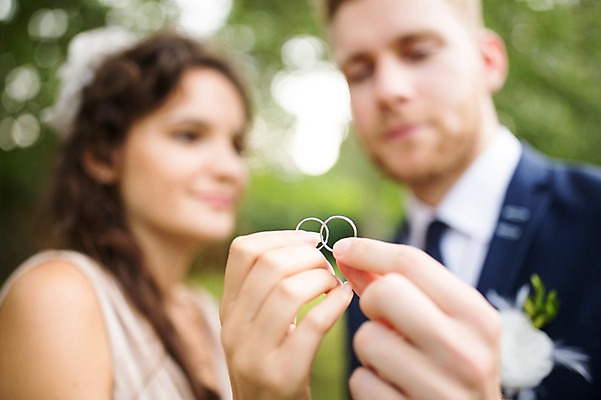 포토 JPG 주간 외국인 백인 부부 커플 여자 남자 결혼 결혼식 서기 들기 상반신 20대 성인 야외 두명 옆모습 아웃포커스 반지 결혼반지 체코 성인만 국내포토 자연요소 서양인 유럽 뷰포인트 장신구 관계 모션 촬영기법 사람 인종 이벤트 청년 파일형식