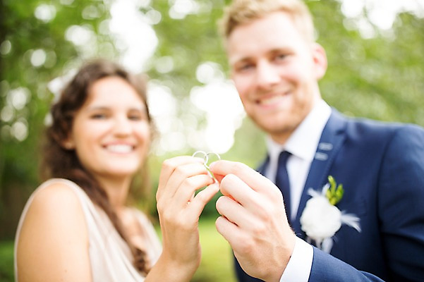 포토 JPG 주간 외국인 백인 부부 커플 여자 남자 결혼 결혼식 서기 웃음 들기 상반신 20대 성인 야외 두명 옆모습 아웃포커스 반지 결혼반지 체코 성인만 국내포토 자연요소 서양인 유럽 뷰포인트 장신구 관계 모션 촬영기법 표정 사람 인종 이벤트 청년 파일형식