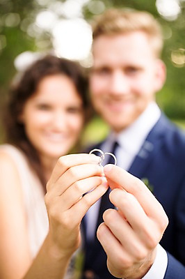 포토 JPG 주간 외국인 백인 부부 커플 여자 남자 결혼 결혼식 서기 웃음 들기 상반신 20대 성인 야외 두명 옆모습 아웃포커스 반지 결혼반지 체코 성인만 국내포토 자연요소 서양인 유럽 뷰포인트 장신구 관계 모션 촬영기법 표정 사람 인종 이벤트 청년 파일형식