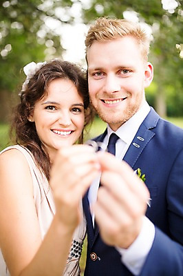 포토 JPG 주간 외국인 백인 부부 커플 여자 남자 결혼 결혼식 서기 웃음 들기 상반신 20대 성인 야외 두명 옆모습 아웃포커스 반지 결혼반지 체코 성인만 국내포토 자연요소 서양인 유럽 뷰포인트 장신구 관계 모션 촬영기법 표정 사람 인종 이벤트 청년 파일형식