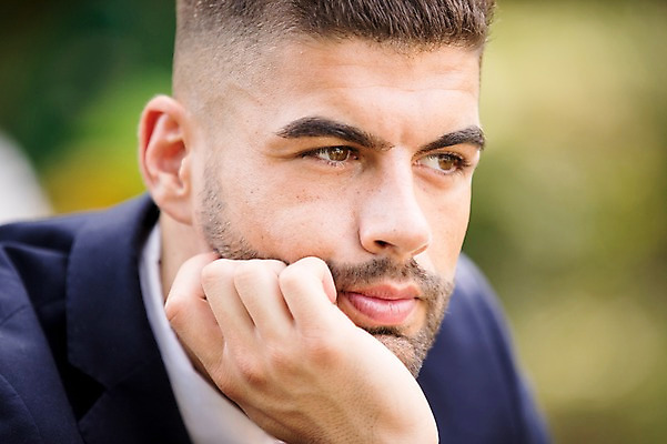 포토 JPG 주간 외국인 백인 응시 남자 결혼 결혼식 한명 상반신 20대 성인 야외 앞모습 아웃포커스 턱괴기 체코 성인남자한명만 국내포토 자연요소 서양인 1 시선 유럽 뷰포인트 모션 촬영기법 사람 인종 이벤트 청년 남자한명만 성인남자만 파일형식