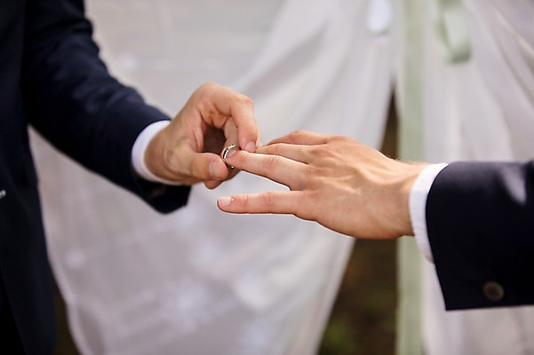 포토 JPG 주간 외국인 백인 손 커플 남자 신랑 결혼 결혼식 서기 상반신 20대 성인 야외 두명 아웃포커스 신체부위 결혼반지 체코 동성애자 성인남자만 국내포토 자연요소 서양인 유럽 관계 모션 촬영기법 사람 인종 이벤트 청년 반지 남자만 성인만 파일형식 성소수자