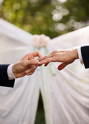 포토 JPG 주간 외국인 백인 손 커플 남자 신랑 결혼 결혼식 서기 상반신 20대 성인 야외 두명 아웃포커스 신체부위 결혼반지 체코 동성애자 성인남자만 국내포토 자연요소 서양인 유럽 관계 모션 촬영기법 사람 인종 이벤트 청년 반지 남자만 성인만 파일형식 성소수자