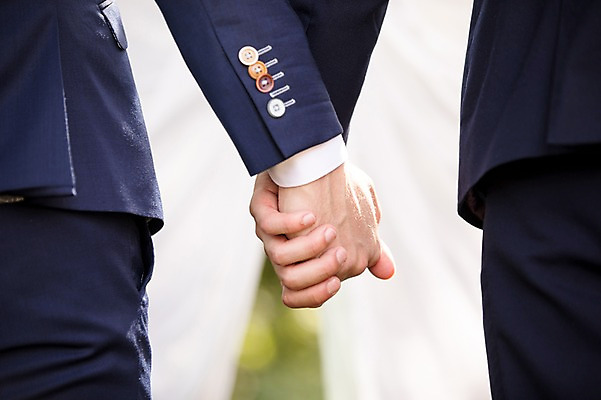 포토 JPG 주간 외국인 백인 손 커플 남자 신랑 결혼 결혼식 서기 상반신 20대 성인 야외 두명 아웃포커스 신체부위 손잡기 체코 동성애자 성인남자만 국내포토 자연요소 서양인 유럽 관계 모션 촬영기법 사람 인종 이벤트 청년 남자만 성인만 파일형식 성소수자