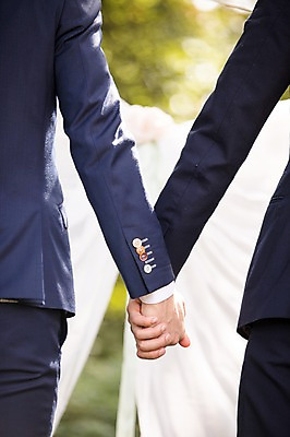 포토 JPG 주간 외국인 백인 손 커플 남자 신랑 결혼 결혼식 서기 상반신 20대 성인 야외 두명 아웃포커스 신체부위 손잡기 체코 동성애자 성인남자만 국내포토 자연요소 서양인 유럽 관계 모션 촬영기법 사람 인종 이벤트 청년 남자만 성인만 파일형식 성소수자