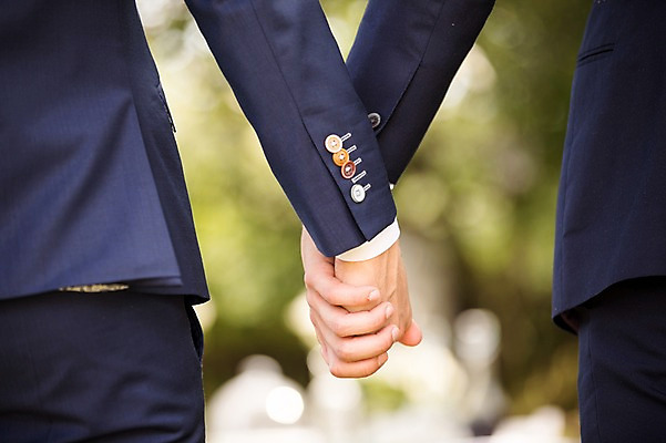 포토 JPG 주간 외국인 백인 손 커플 남자 신랑 결혼 결혼식 서기 상반신 20대 성인 야외 두명 아웃포커스 신체부위 손잡기 체코 동성애자 성인남자만 국내포토 자연요소 서양인 유럽 관계 모션 촬영기법 사람 인종 이벤트 청년 남자만 성인만 파일형식 성소수자