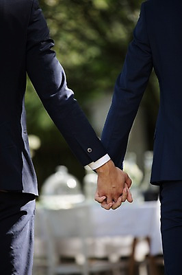 포토 JPG 주간 외국인 백인 손 커플 남자 신랑 결혼 결혼식 서기 상반신 20대 성인 야외 두명 아웃포커스 신체부위 손잡기 체코 동성애자 성인남자만 국내포토 자연요소 서양인 유럽 관계 모션 촬영기법 사람 인종 이벤트 청년 남자만 성인만 파일형식 성소수자